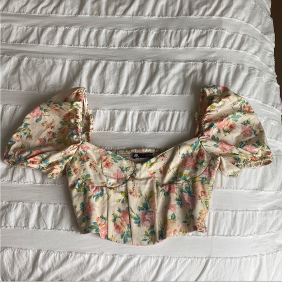 Zara Tops - Zara floral crop top